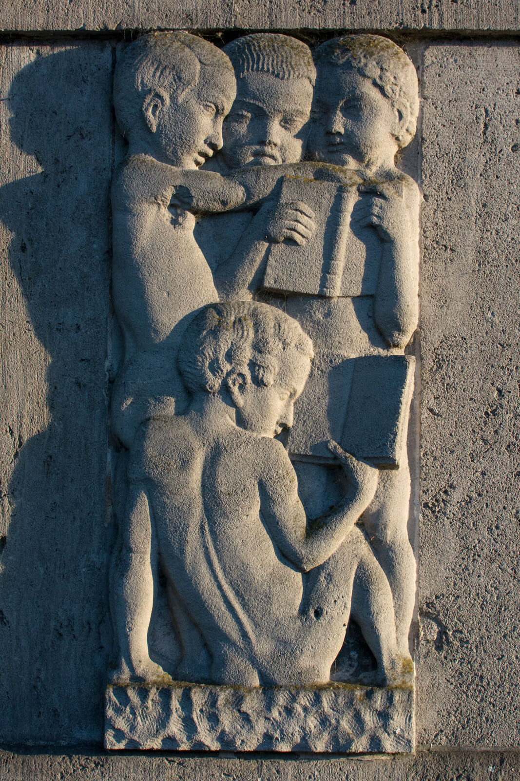 Reliefs an der alten Fröbelschule Kiel, (Foto: KUNST@SH/Jan Petersen)