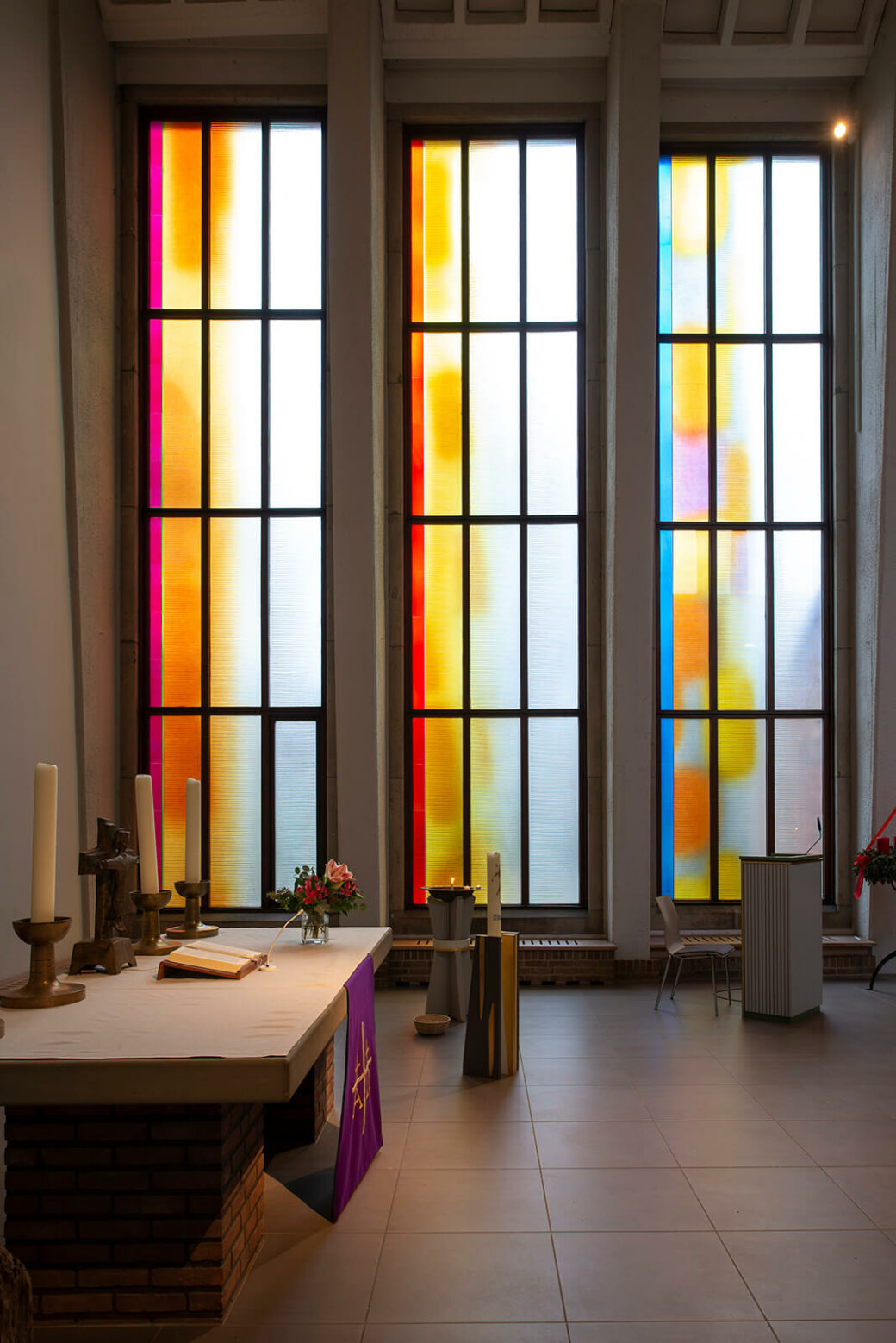 Thierry Boissel: Altarseitenfenster der Christ-König-Kirche (Foto: Kunst@SH/Jan Petersen, 2021)