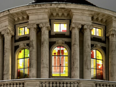 Beate Wassermann: Sechs Buntglasfenster an der Universität (Foto: KUNST@SH/Jan Petersen, 2024)