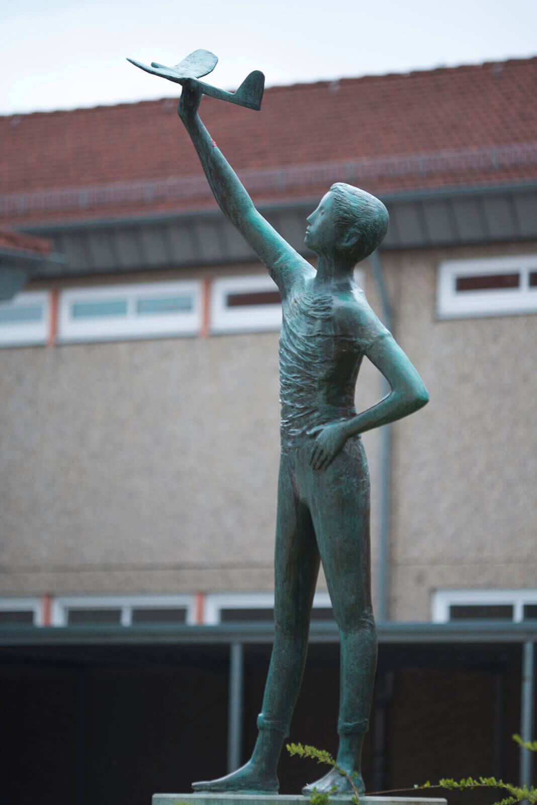 Karlheinz Goedtke: Junge mit Flugzeug (Foto: KUNST@SH/Jan Petersen, 2017)