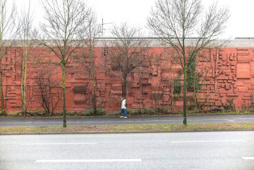 Karlheinz Meyer: Ziegelrelief an der Turnhalle Kiel-Wellingdorf, (Foto: KUNST@SH/Jan Petersen)