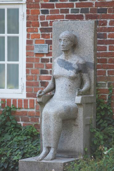 Klaus Kütemeier: Sitzende weibliche Figur, (Foto: KUNST@SH/Jan Petersen)