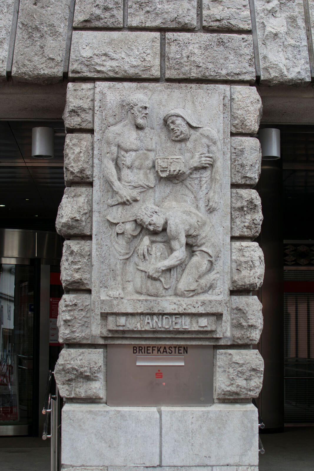 Figurenreliefs an der Sparkasse, (Foto: KUNST@SH/Jan Petersen)