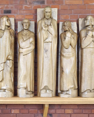 Otto Flath: Altarfiguren in der Christuskirche (Foto: Malise Appel, Evangelische Akademie der Nordkirche, 2024)