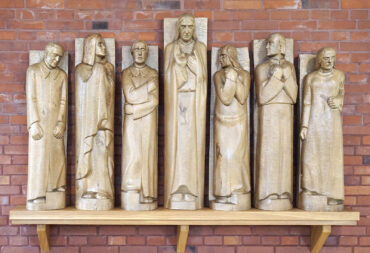 Otto Flath: Altarfiguren in der Christuskirche (Foto: Marlise Appel, Evangelische Akademie der Nordkirche, 2024)