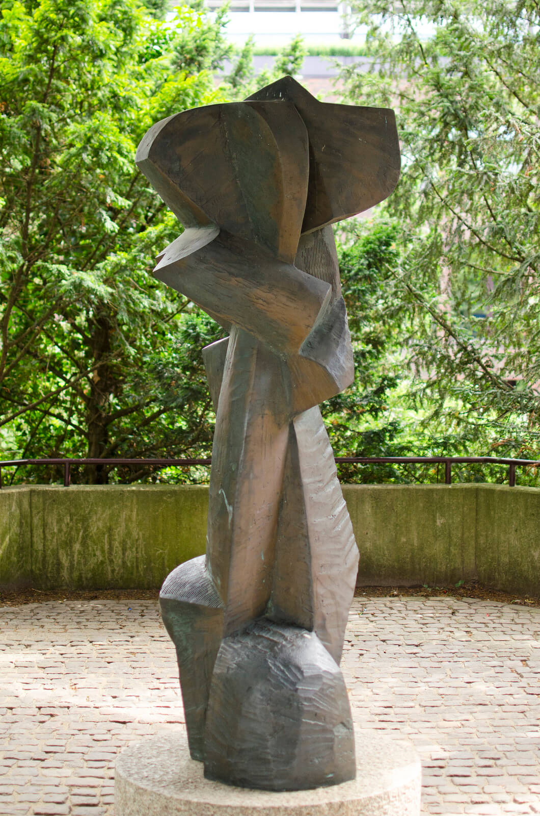 Manfred Sihle-Wissel: Stele vor dem Rathaus Itzehoe, (Foto: KUNST@SH/Jan Petersen)