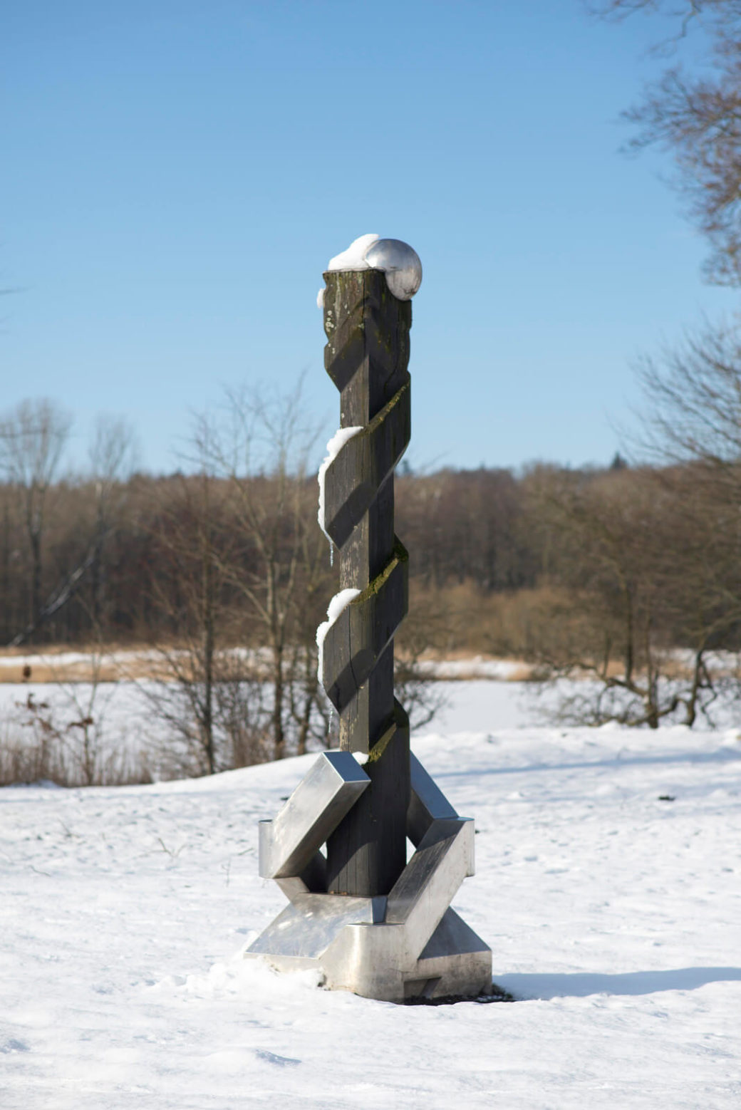 Volkmar Haase: Stele mit Kugelkopf, (Foto: KUNST@SH/Jan Petersen)