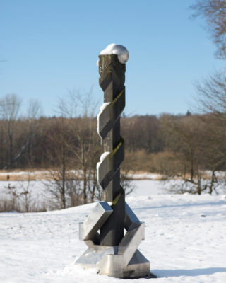 Volkmar Haase: Stele mit Kugelkopf, (Foto: KUNST@SH/Jan Petersen)