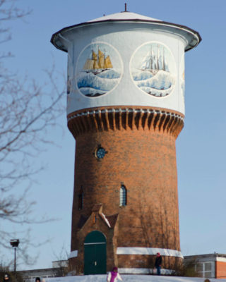 Schiffsmotive am Wasserturm in Kiel-Dietrichsdorf, (Foto: KUNST@SH/Jan Petersen)