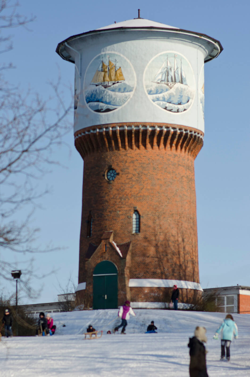 Schiffsmotive am Wasserturm in Kiel-Dietrichsdorf, (Foto: KUNST@SH/Jan Petersen)