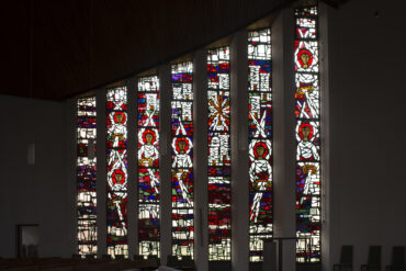 Claus Wallner: Seitenfenster der St. Jürgen-Kirche (Foto: Kunst@SH/Jan Petersen, 2021)