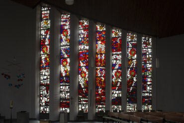 Claus Wallner: Seitenfenster der St. Jürgen-Kirche (Foto: Kunst@SH/Jan Petersen, 2021)