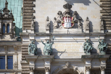 Diverse Künstler: Allegorien am Hamburger Rathaus (Foto: Kunst@SH/Jan Petersen, 2022)