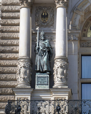 Diverse Künstler: Kaiserfiguren am Hamburger Rathaus (Foto: Kunst@SH/Jan Petersen, 2022)