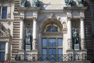 Diverse Künstler: Kaiserfiguren am Hamburger Rathaus (Foto: Kunst@SH/Jan Petersen, 2022)