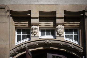 August Henneberger: Bauschmuck am Gymnasium (Foto: Kunst@SH/Jan Petersen, 2024)