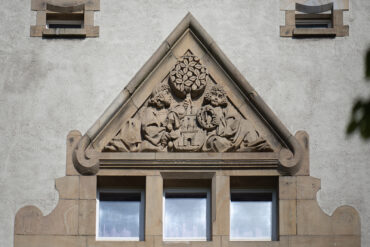 August Henneberger: Bauschmuck am Gymnasium (Foto: Kunst@SH/Jan Petersen, 2024)