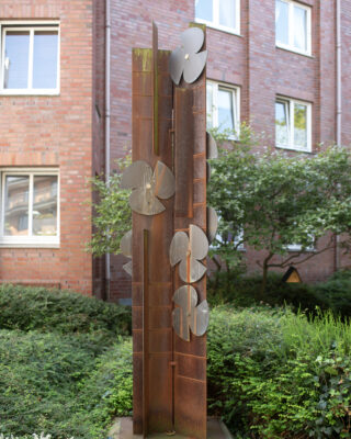 Nanette Lehmann: Stele mit Schiffsschrauben (Foto: Kunst@SH/Jan Petersen, 2024)