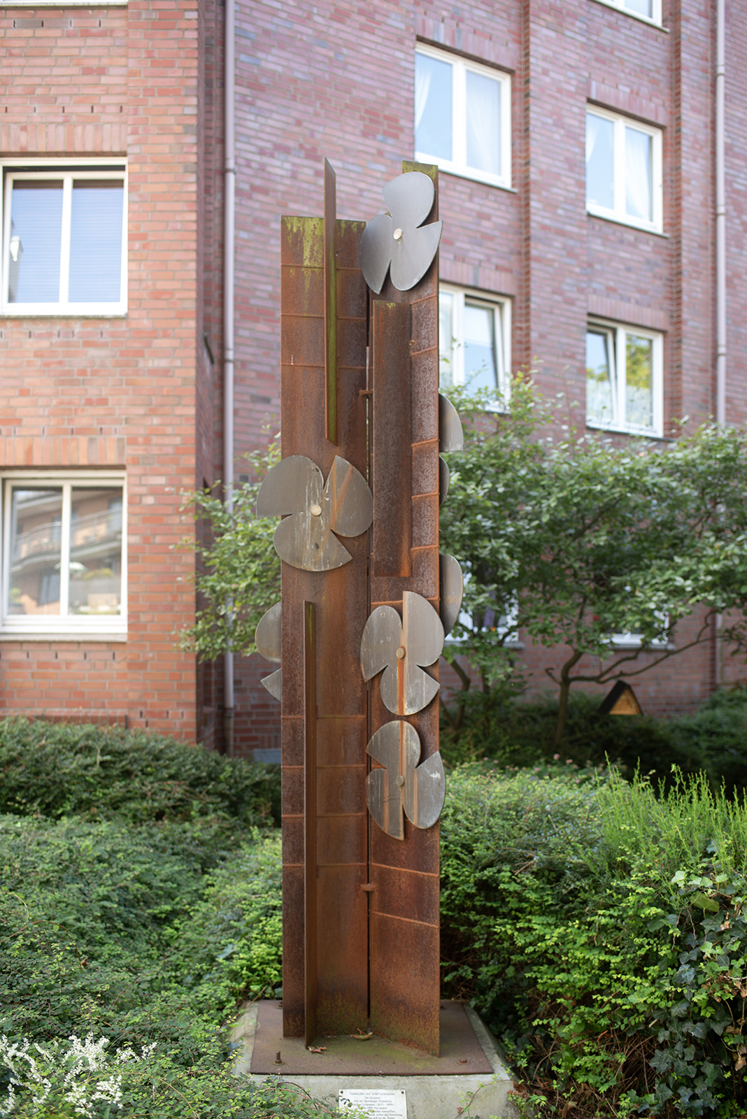 Nanette Lehmann: Stele mit Schiffsschrauben (Foto: Kunst@SH/Jan Petersen, 2024)