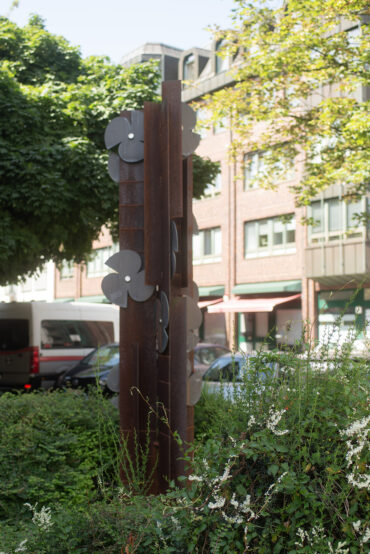 Nanette Lehmann: Stele mit Schiffsschrauben (Foto: Kunst@SH/Jan Petersen, 2024)