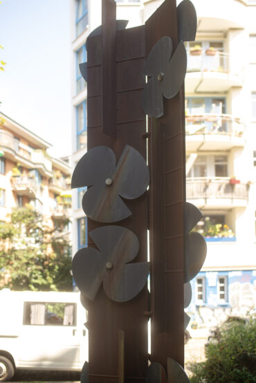 Nanette Lehmann: Stele mit Schiffsschrauben (Foto: Kunst@SH/Jan Petersen, 2024)