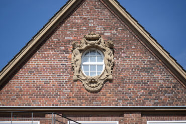 August Henneberger: Fassenschmuck am Kinderkrankenhaus (Foto: Kunst@SH/Jan Petersen, 2024)