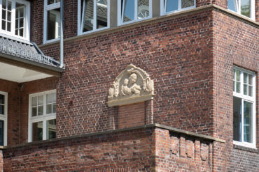 August Henneberger: Fassenschmuck am Kinderkrankenhaus (Foto: Kunst@SH/Jan Petersen, 2024)