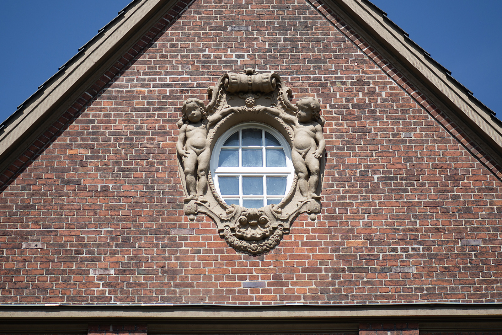 August Henneberger: Fassenschmuck am Kinderkrankenhaus (Foto: Kunst@SH/Jan Petersen, 2024)