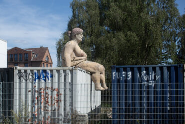 Sitzende Frau (Foto: Kunst@SH/Jan Petersen, 2024)