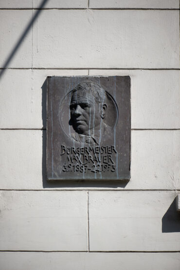 Hans-Joachim Frielinghaus: Gedenktafel für Max Brauer (Foto: Kunst@SH/Jan Petersen, 2024)