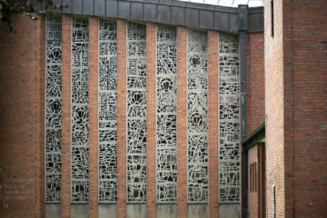 Claus Wallner: Seitenfenster der St. Jürgen-Kirche (Foto: Kunst@SH/Jan Petersen, 2024)