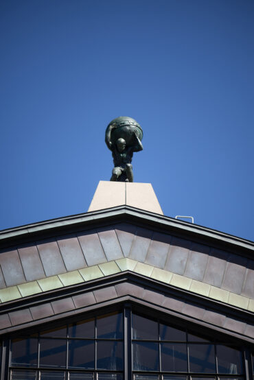 Atlas-Skulptur am Hauptbahnhof (Foto: Kunst@SH/Jan Petersen, 2024)