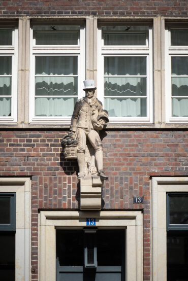 Richard Emil Kuöhl: Bauschmuck am Altstädter Hof (Foto: Kunst@SH/Jan Petersen, 2024)