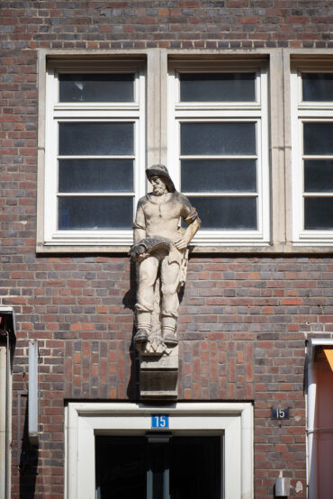 Richard Emil Kuöhl: Bauschmuck am Altstädter Hof (Foto: Kunst@SH/Jan Petersen, 2024)