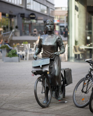 Frauke Wehberg: Die Postliesl / Briefträgerin (Foto: Kunst@SH/Jan Petersen, 2024)