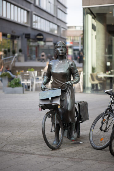 Frauke Wehberg: Die Postliesl / Briefträgerin (Foto: Kunst@SH/Jan Petersen, 2024)