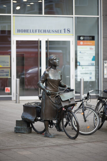 Frauke Wehberg: Die Postliesl / Briefträgerin (Foto: Kunst@SH/Jan Petersen, 2024)