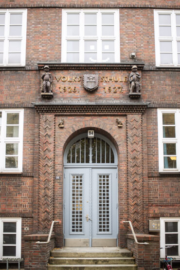 Karl Weinberger: Bauschmuck der Schule an der Isebek (Foto: Kunst@SH/Jan Petersen, 2024)