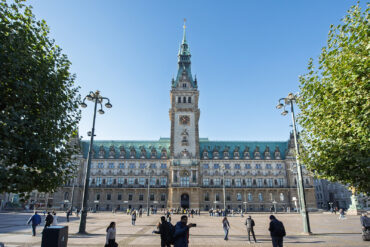 Diverse Künstler: Fassadenfiguren am Hamburger Rathaus (Foto: Kunst@SH/Jan Petersen, 2024)