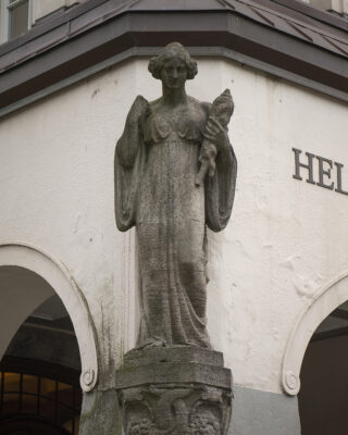 Frauenskulptur am Helene-Lange-Gymnasium (Foto: Kunst@SH/Jan Petersen, 2024)