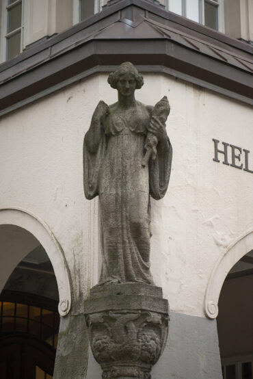 Frauenskulptur am Helene-Lange-Gymnasium (Foto: Kunst@SH/Jan Petersen, 2024)