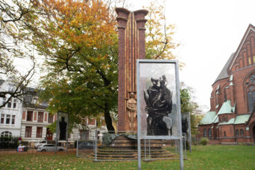 Rainer Tiedje: Gegendenkmal Altona (Foto: Kunst@SH/Jan Petersen, 2024)